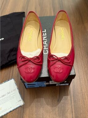 CHANEL Burgundy Patent Leather Ballet Flats with CC Bow